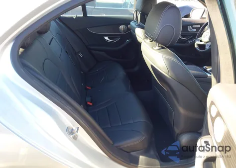 2016 Mercedes-Benz C 300 Sport 4Matic z USA, uszkodzony, nr VIN 55SWF4KB5GU177975